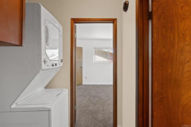 1565 Chestnut Avenue, Carlsbad CA: https://media.crmls.org/mediaz/558e2882-c9ee-4876-9ddf-7c5aeca7cc7e.jpg