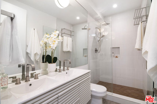 1623 S Bedford Street, Los Angeles CA: https://media.crmls.org/mediaz/558edd59-02b5-4c01-903f-02b2f7134007.jpg