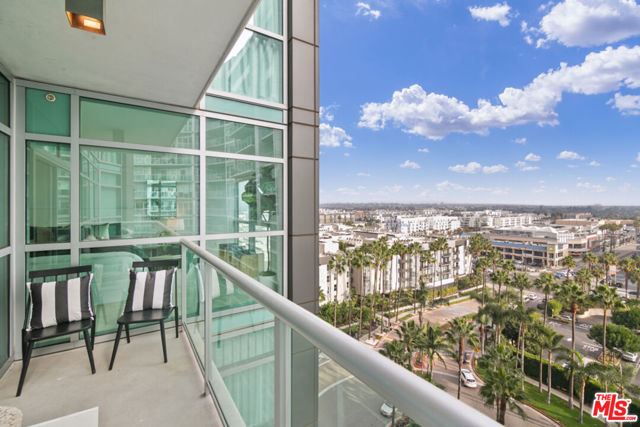13650 Marina Pointe Drive, Marina del Rey CA: https://media.crmls.org/mediaz/558fe134-a327-4558-843c-7357bf4fd8c3.jpg