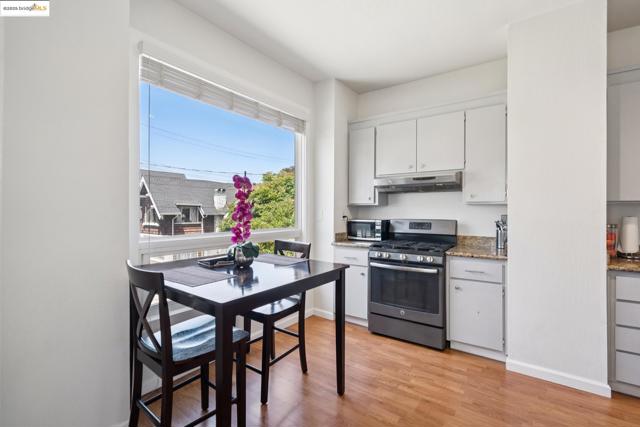 557 33Rd St, Oakland CA: https://media.crmls.org/mediaz/558ff177-65ca-423c-bbaf-936e253a099b.jpg
