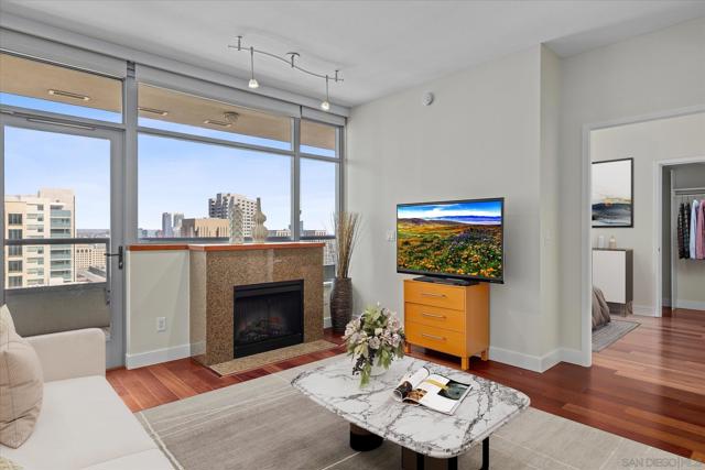 700 W E St, San Diego CA: https://media.crmls.org/mediaz/559119a5-0a9f-4ac8-a88b-aa3f872febed.jpg