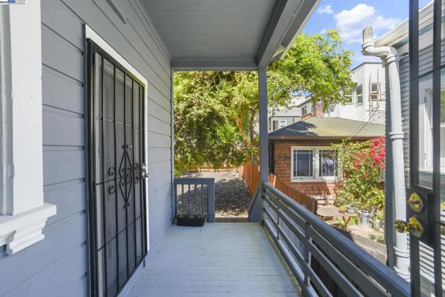 2349 Waverly St, Oakland CA: https://media.crmls.org/mediaz/559154d6-f97d-4906-8293-2c4fa317f1aa.jpg