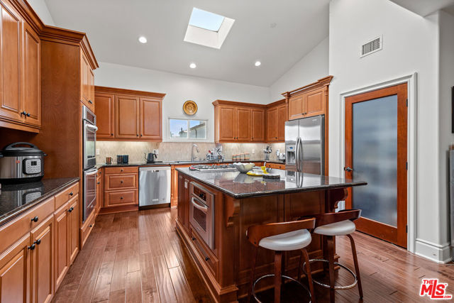 1619 Artesia Boulevard, Manhattan Beach CA: https://media.crmls.org/mediaz/559194aa-213f-4a17-92d7-e88574af4b06.jpg