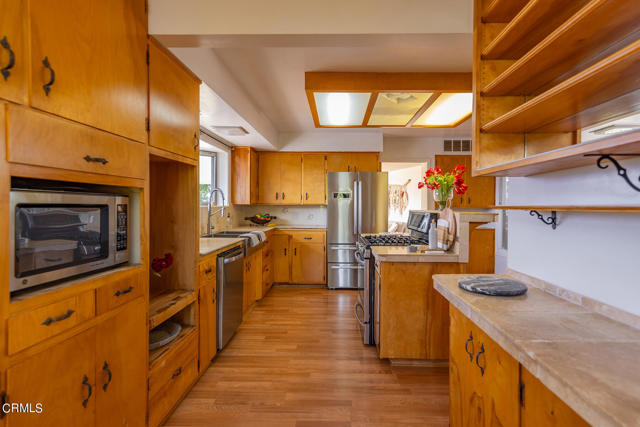 1207 N Signal Street, Ojai CA: https://media.crmls.org/mediaz/5591bb3c-62fb-4996-961b-3258f6be32f0.jpg