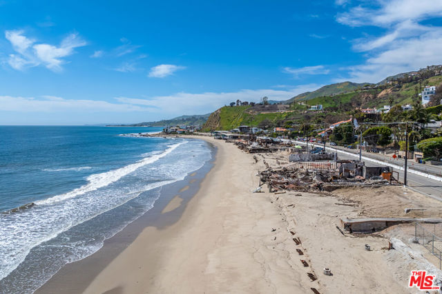 21562 Pacific Coast Highway, Malibu CA: https://media.crmls.org/mediaz/55921037-6396-4fea-9fbb-98e1a623caed.jpg