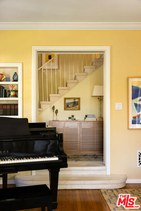 1612 Sunset Plaza Drive, Los Angeles CA: https://media.crmls.org/mediaz/5592e31c-c8e9-4bc1-aaf0-f2b9e6551510.jpg