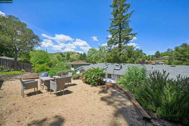 3231 Camino Colorados, Lafayette CA: https://media.crmls.org/mediaz/5594f2e2-3f7f-4176-8c0c-2379956efa2c.jpg