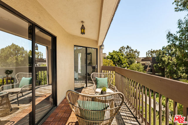 950 N Kings Road, West Hollywood CA: https://media.crmls.org/mediaz/5595472f-031a-4d96-92a4-46b5b157466c.jpg