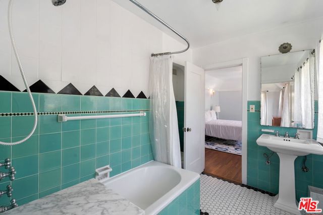 504 24Th Street, Santa Monica CA: https://media.crmls.org/mediaz/5595e714-38ae-466d-959e-ea98e9fc0eb2.jpg