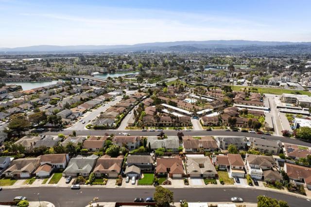 858 Chrysopolis Drive, Foster City CA: https://media.crmls.org/mediaz/559648f1-87b4-428f-8171-7dc7e06d6143.jpg