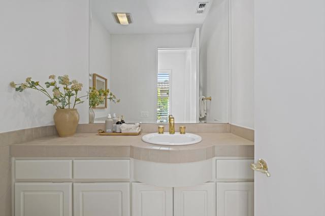 81100 Legends Way, La Quinta CA: https://media.crmls.org/mediaz/5596ad51-92d0-4da9-a314-aaeede0c7840.jpg