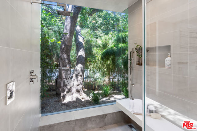 15941 Skytop Road, Encino CA: https://media.crmls.org/mediaz/5596d9f3-c8b9-4d0d-b8d8-699fbeccb451.jpg