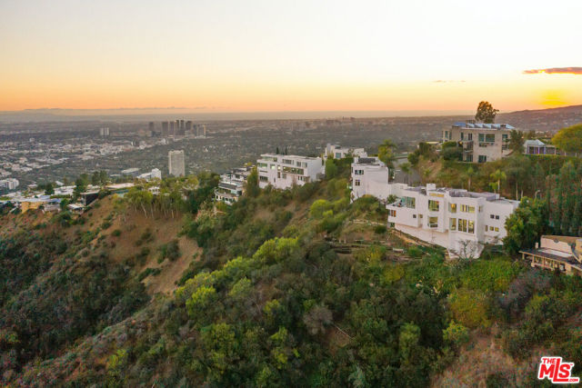 2231 Sunset Plaza Drive, Los Angeles CA: https://media.crmls.org/mediaz/5596eba3-171c-4f33-b075-57c3b2735f98.jpg