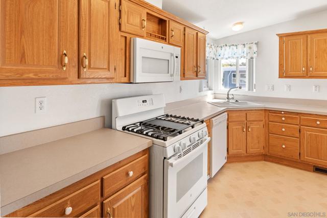 328 Killdeer, Oceanside CA: https://media.crmls.org/mediaz/5597ca81-5d48-45c5-8bfb-beb24f7d2257.jpg