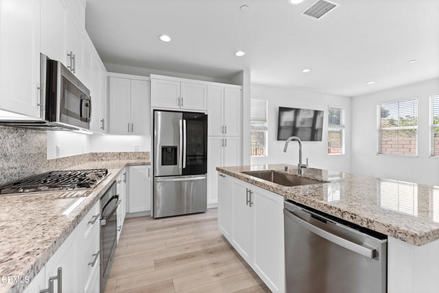 5024 Rexton Drive, Camarillo CA: https://media.crmls.org/mediaz/5597dd02-39cd-413f-af5d-a94e6968373f.jpg