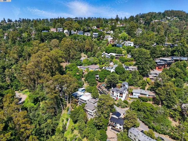 2323 Mastlands Dr, Oakland CA: https://media.crmls.org/mediaz/5597e4a6-f33b-41cc-b650-ccc395d66473.jpg