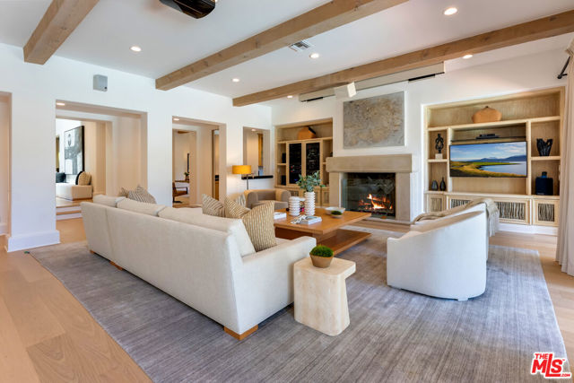 812 N Bedford Drive, Beverly Hills CA: https://media.crmls.org/mediaz/5597e70e-c249-4a92-b459-deec11b50671.jpg