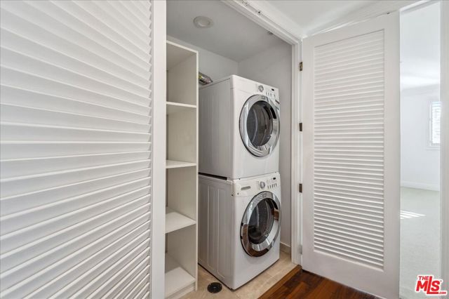 261 S Reeves Drive, Beverly Hills CA: https://media.crmls.org/mediaz/55982bc1-597c-45ad-ab83-8ad3440d5246.jpg