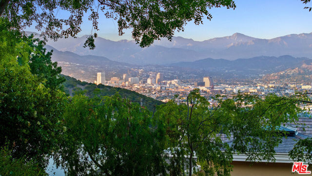 3775 Amesbury Road, Los Angeles CA: https://media.crmls.org/mediaz/55983628-49b8-481d-964e-728187f4a580.jpg