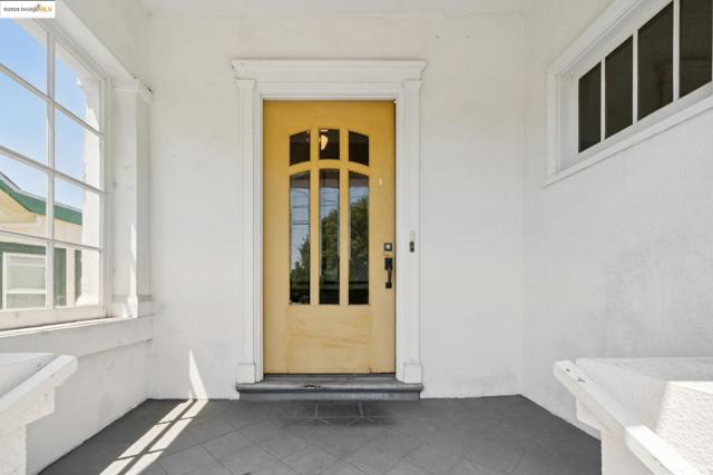 1239 Carleton St, Berkeley CA: https://media.crmls.org/mediaz/5598b310-a052-4eda-bcd9-121419085bb1.jpg