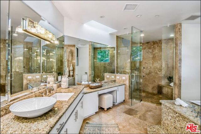 3685 Mandeville Canyon Road, Los Angeles CA: https://media.crmls.org/mediaz/559989c5-cea2-4c9f-afb8-8860f67f2043.jpg