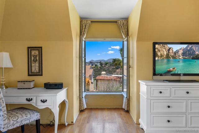 4386 Adams Ave, San Diego CA: https://media.crmls.org/mediaz/5599d9f2-4c77-46fc-b2fd-677a290b193a.jpg