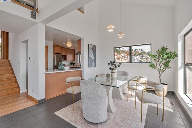 1522 Grand View Drive, Berkeley CA: https://media.crmls.org/mediaz/559a50ed-7663-4ccb-972c-1c449cfee1dc.jpg