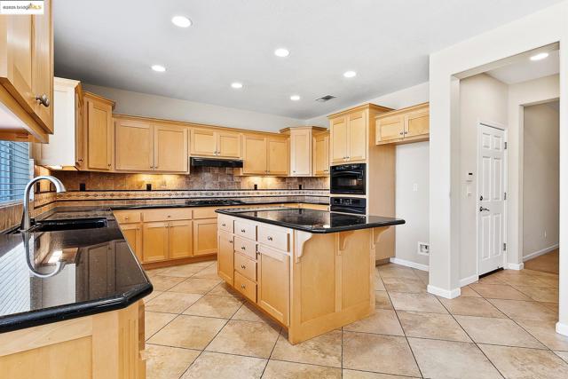 906 Natoma Ct, Discovery Bay CA: https://media.crmls.org/mediaz/559b00b2-cbe7-4a10-b407-665aa3ad5772.jpg