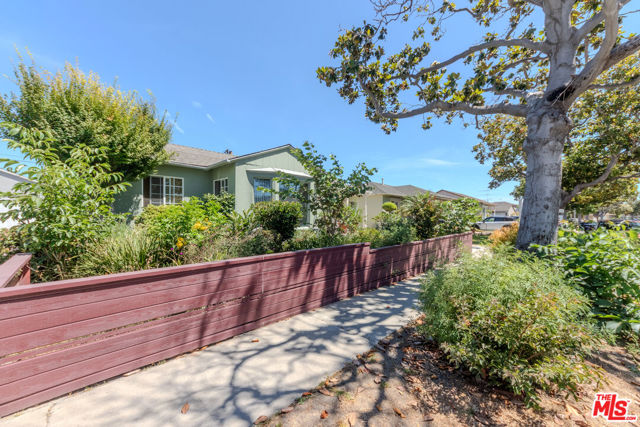 11210 Mcdonald Street, Culver City CA: https://media.crmls.org/mediaz/559b8aea-2cba-494c-b344-c875d209f3a0.jpg