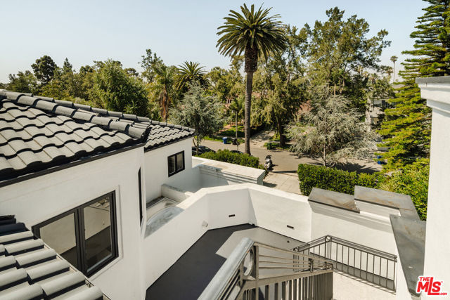 609 21st Place, Santa Monica CA: https://media.crmls.org/mediaz/559c14fd-dfc3-42c8-a4e4-eca14b3cc9a7.jpg