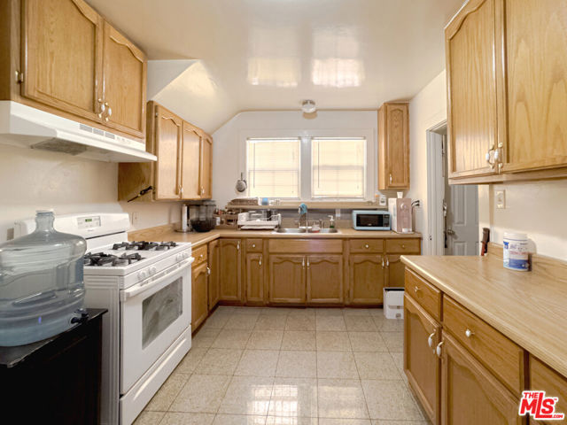 1322 S Bronson Avenue, Los Angeles CA: https://media.crmls.org/mediaz/559c50a5-38f1-43fc-90e3-f8e4aba7a278.jpg