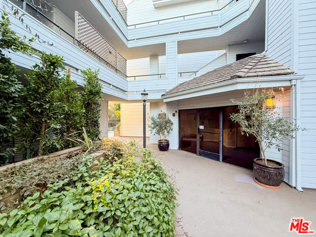 13331 Moorpark Street, Sherman Oaks CA: https://media.crmls.org/mediaz/559c7387-a611-469d-9dc4-5d20d3d7f7bd.jpg