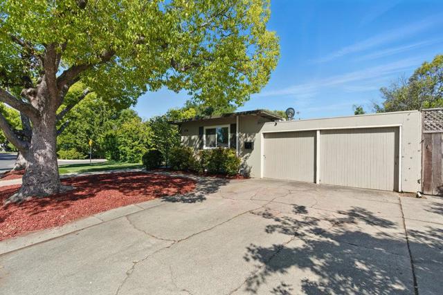 341 Linfield Drive, Menlo Park CA: https://media.crmls.org/mediaz/559c89c8-5465-4904-b6b4-f9b774e6b6fa.jpg