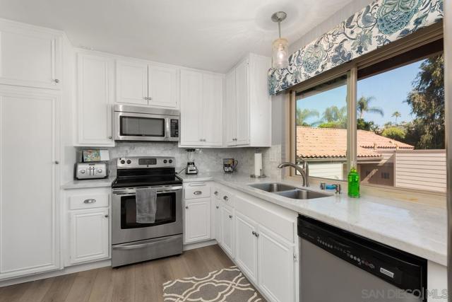 13046 Paseo del Verano, San Diego CA: https://media.crmls.org/mediaz/559cd2cd-73f6-4bbc-b039-94fbb5629831.jpg