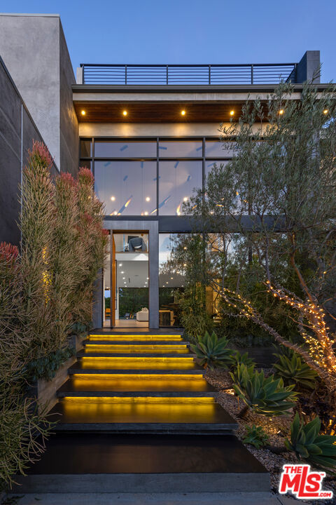 1632 Stradella Road, Los Angeles CA: https://media.crmls.org/mediaz/559dabae-a885-471a-ae80-2fc73bb59333.jpg