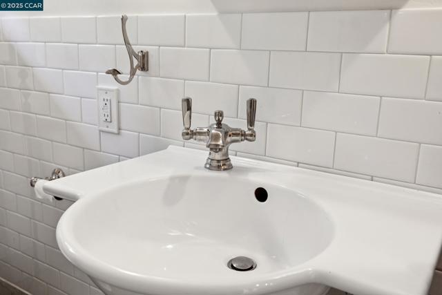 1611 Carmel Dr, Walnut Creek CA: https://media.crmls.org/mediaz/559e41f4-d03e-49f8-b276-5ddeea14f8ac.jpg