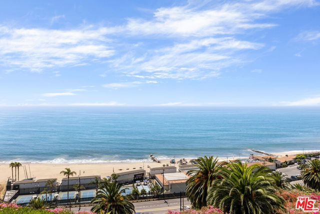 200 ARNO Way, Pacific Palisades CA: https://media.crmls.org/mediaz/559e5d5f-0d5c-4321-a3ec-5f2ca336cebb.jpg