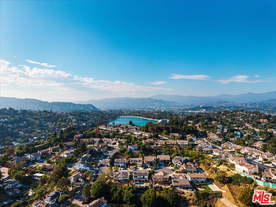 https://media.crmls.org/mediaz/55a1a117-cdc8-4784-b5dc-9c500dffca9a.jpg?preset=X-Large