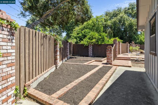 12 La Sonoma Ct, Alamo CA: https://media.crmls.org/mediaz/55a1d901-0c47-4377-a2b5-c899a2caca3d.jpg