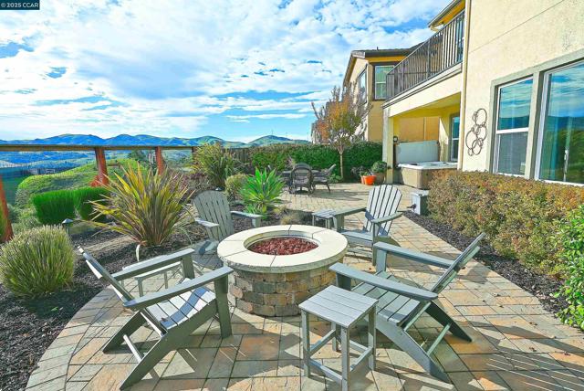 528 Caprio Ct, San Ramon CA: https://media.crmls.org/mediaz/55a235cf-da7e-47fc-904a-6777f0a9929f.jpg