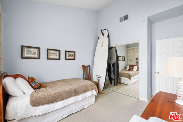 2405 34th Street, Santa Monica CA: https://media.crmls.org/mediaz/55a2ada0-c240-4a4c-bab3-170756d0dbd0.jpg