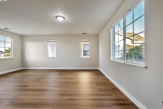 501 Carnaby Rd, Lathrop CA: https://media.crmls.org/mediaz/55a30130-495a-4634-b65b-9db558719d43.jpg