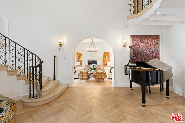 9451 Sunset Boulevard, Beverly Hills CA: https://media.crmls.org/mediaz/55a33a2d-24d9-4c6b-9670-5bf394cf3fb8.jpg