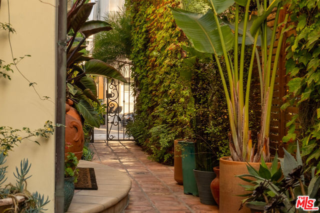 416 Carroll Canal, Venice CA: https://media.crmls.org/mediaz/55a3ae5b-187a-4fb1-afea-aac86ea26ba3.jpg