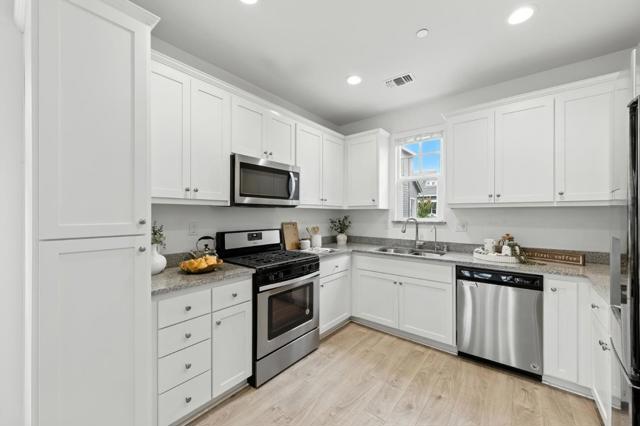 3410 Pyramid Way, Mountain View CA: https://media.crmls.org/mediaz/55a46058-27aa-478b-9e81-7260afad1fe9.jpg