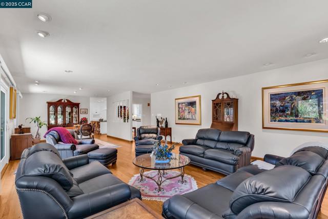 2032 Vanderslice Ave, Walnut Creek CA: https://media.crmls.org/mediaz/55a4e262-5096-49c8-af13-7b41bbf6a210.jpg