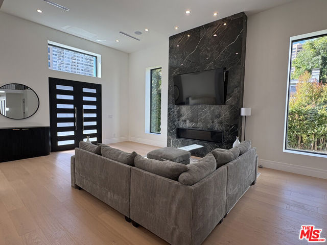 10520 Ashton Avenue, Los Angeles CA: https://media.crmls.org/mediaz/55a55f4c-45ff-4a49-873a-c4f83d23e11b.jpg