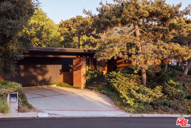 5 Bed Home for Sale in Los Angeles, California