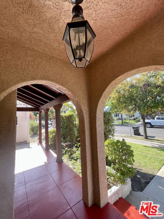 560 N Irving Boulevard, Los Angeles CA: https://media.crmls.org/mediaz/55a58a44-43d1-45b6-a25c-c9b1af683034.jpg