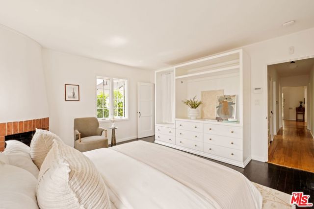 1068 Queen Anne Place, Los Angeles CA: https://media.crmls.org/mediaz/55a5c1ac-4ea2-4f85-9721-0e44f0028850.jpg